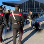 due carabinieri di pattuglia alla stazione termini di roma