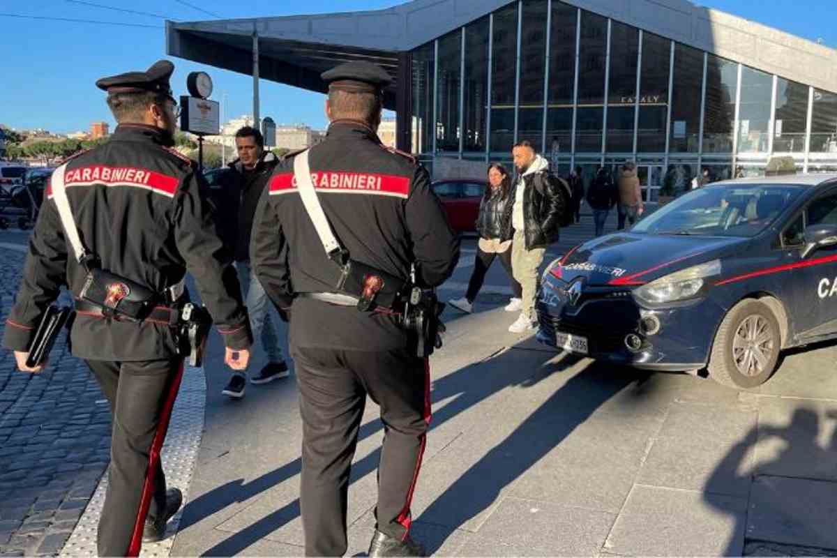 due carabinieri di pattuglia alla stazione termini di roma