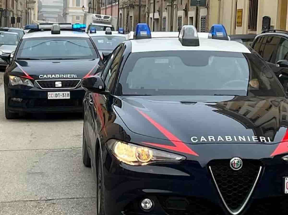 La moglie non lo fa guidare perché ubriaco, lui la chiude in garage e viene arrestato