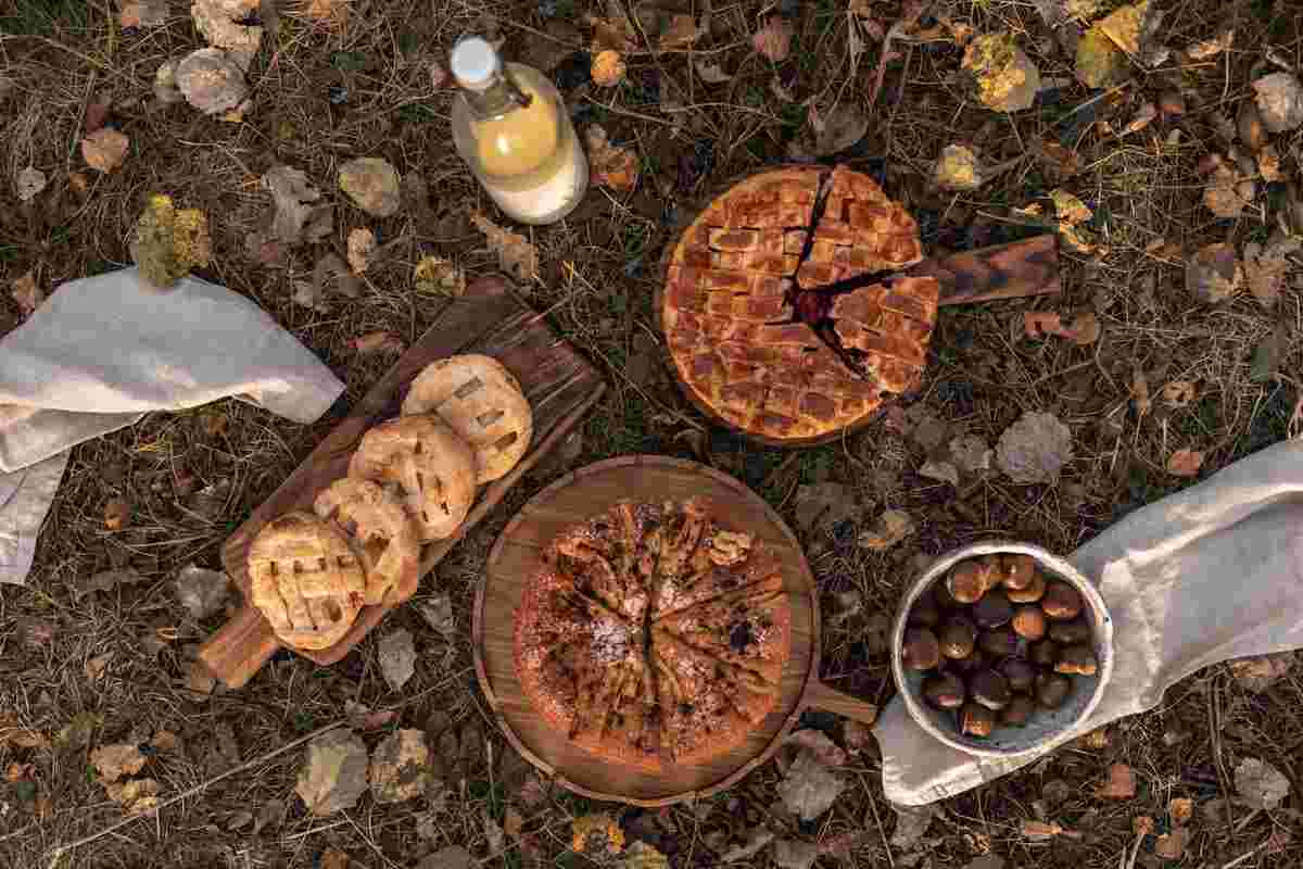 Castagnaccio e altre torte su un prato