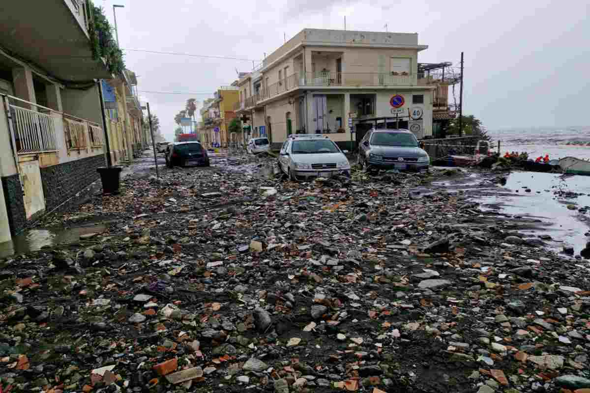 Catania come Valencia, forte ondata di maltempo. Il video delle auto trascinate in mare