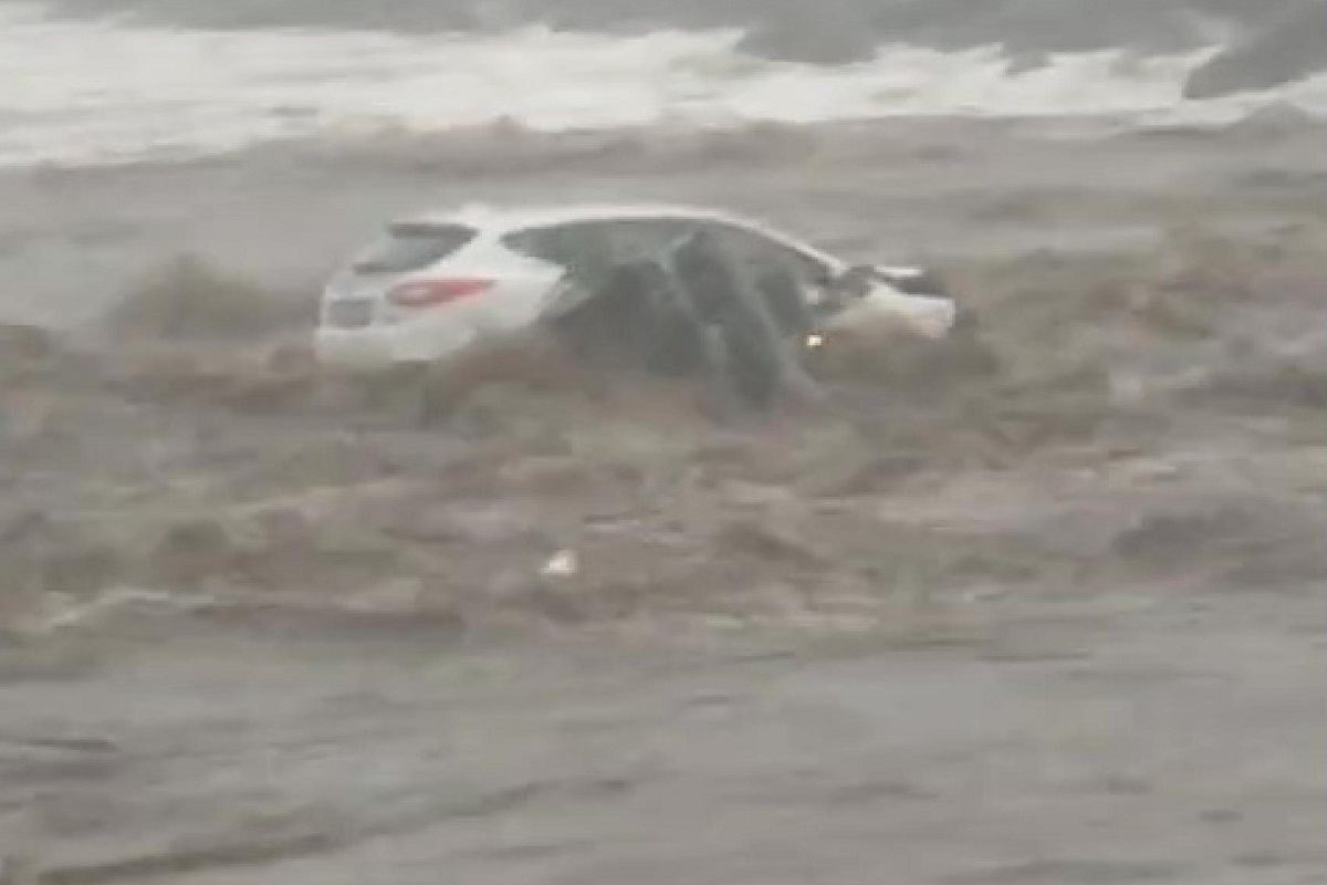 Un'auto in mare in provincia di Catania