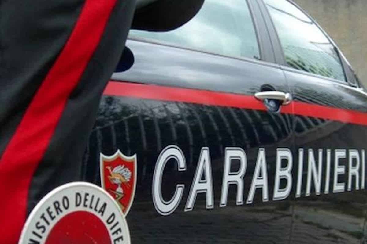 carabiniere vicino all'auto di servizio