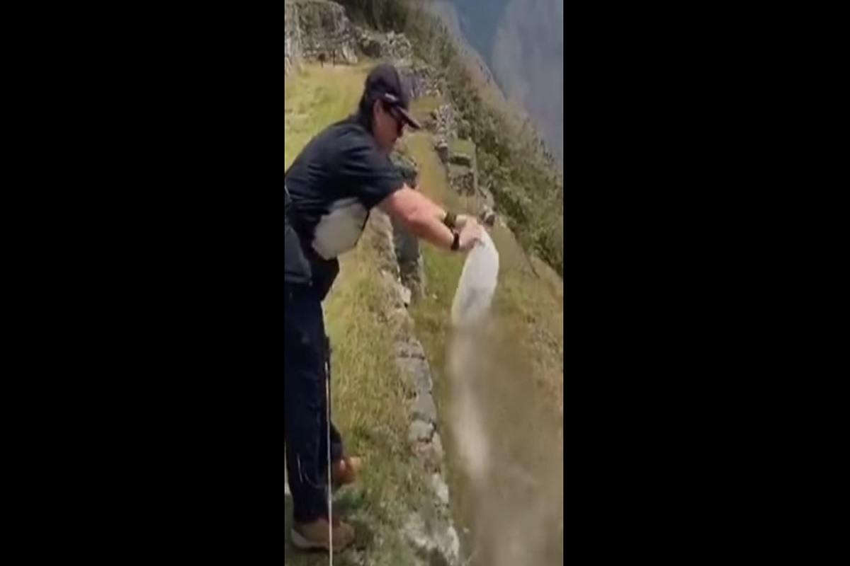 Una turista sparge ceneri umane sul Machu Picchu