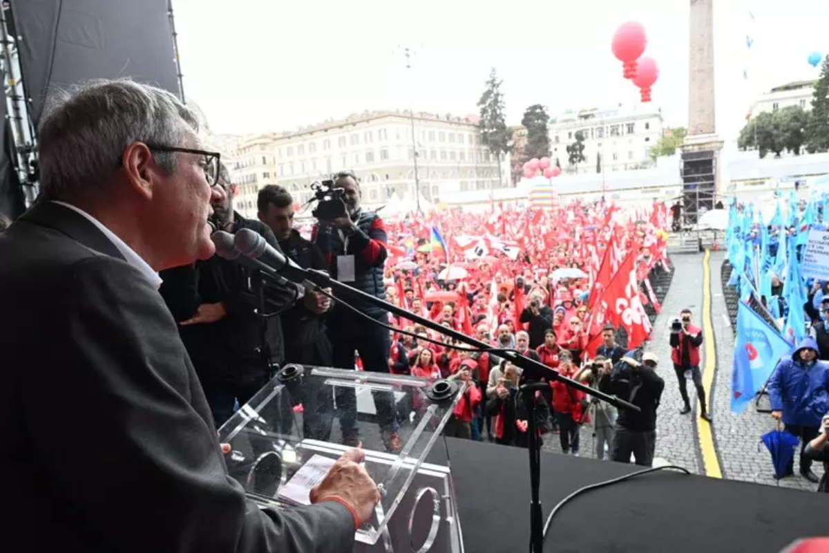 landini sul palco della cgil