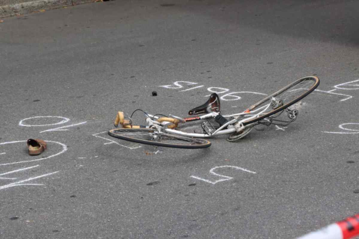 Un ciclista investito in strada in una foto di repertorio