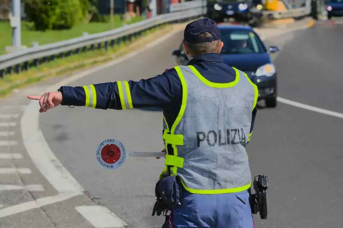 Un agente di polizia locale ferma un'auto