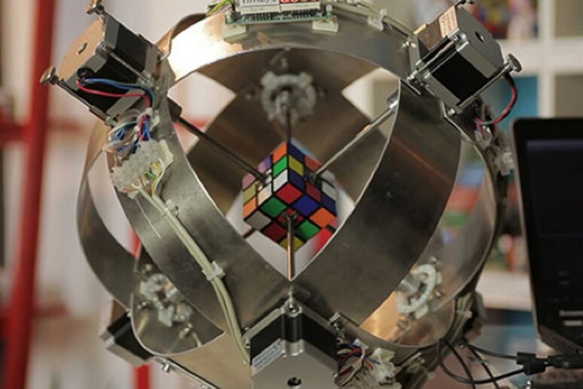 robot risolve cubo rubik