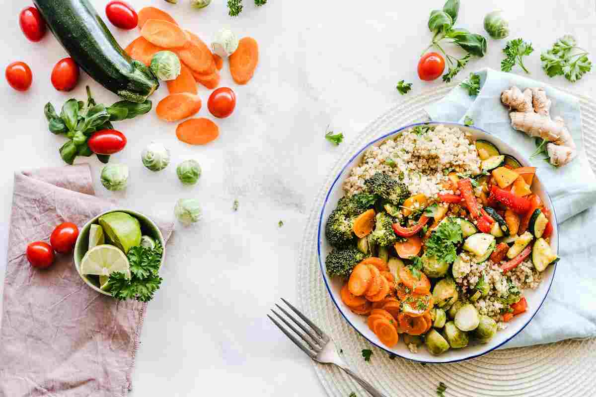 un piatto di alimenti sani della dieta mediterranea