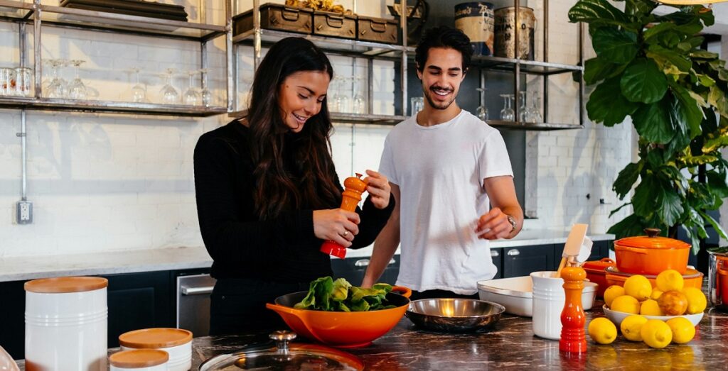 due ragazzi cucinano insieme piatti sani