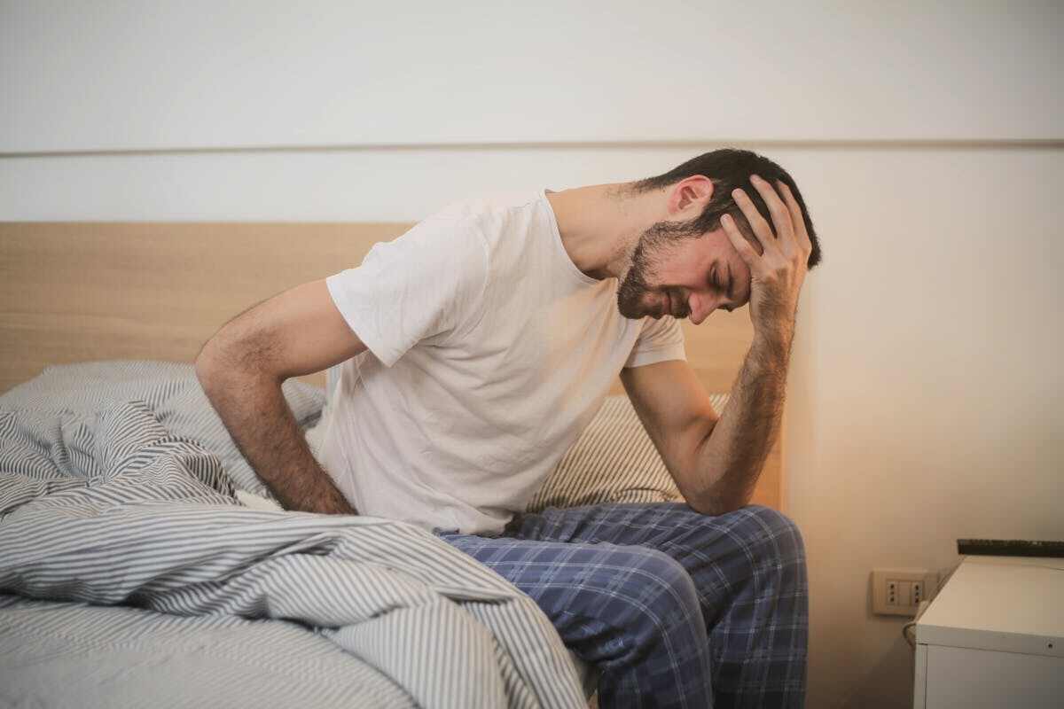 un uomo a letto con dolori diffusi da long covid