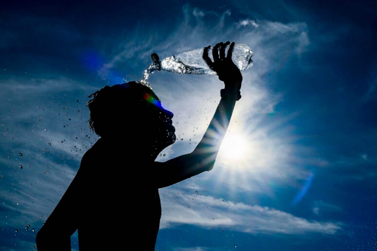 donna si rinfresca con l'acqua per il caldo