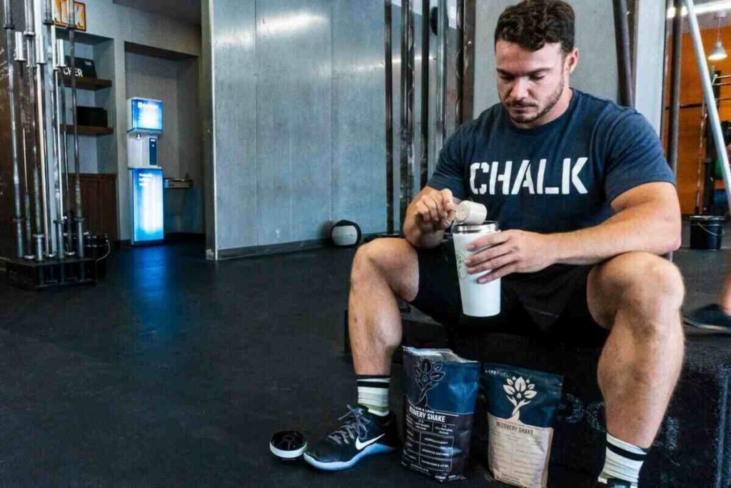 un uomo si prepar un drink proteico in palestra