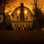 La locandina del film Amityville Horror, con la casa infestata in evidenza