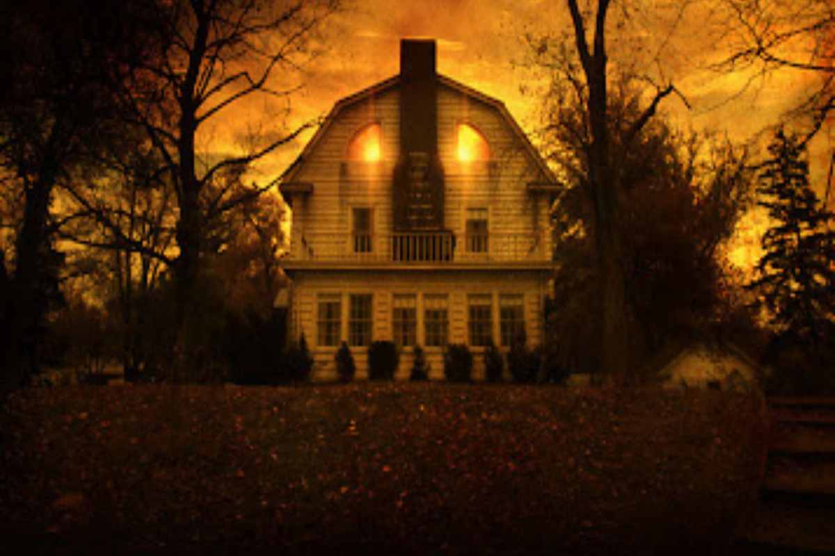 La locandina del film Amityville Horror, con la casa infestata in evidenza