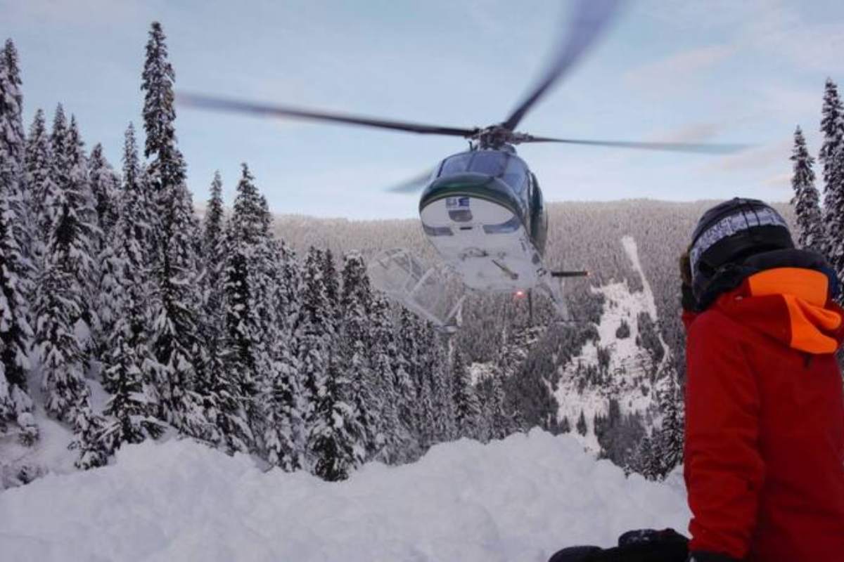 un elicottero atterra in montagna