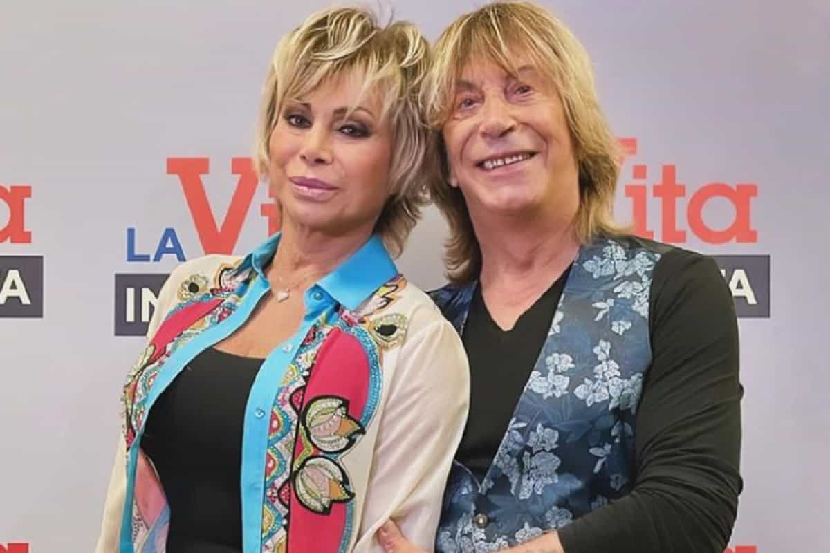 enzo paolo turchi e carmen russo con il logo de la vita in diretta alle spalle