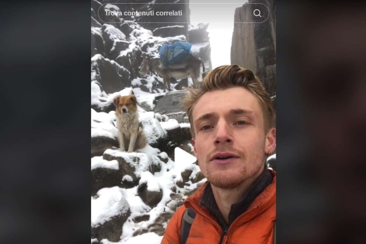 un escursionista insieme al cane che lo ha salvato in montagna