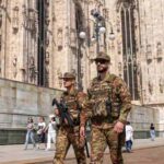 due militari italiani sotto al duomo