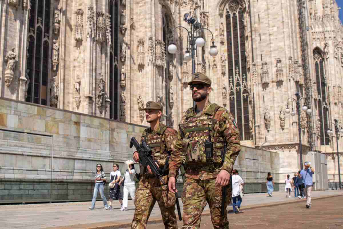 due militari italiani sotto al duomo