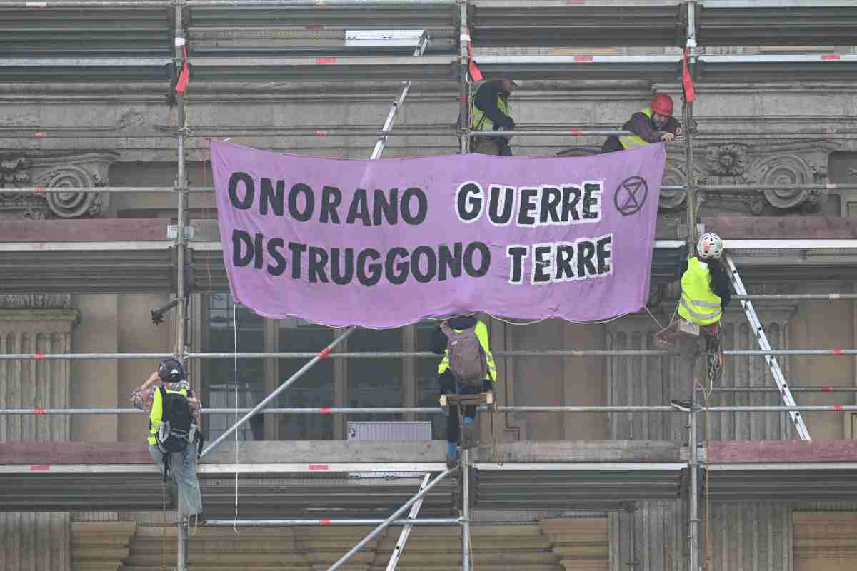 Extinction Rebellion interrompe le celebrazioni per la Festa delle Forze Armate e dei Caduti a Torino