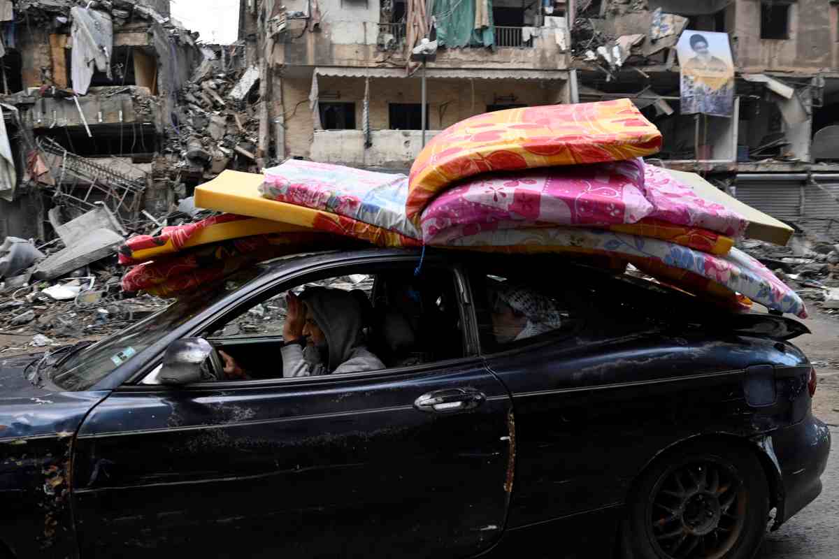 famiglia sfollata in auto a beirut