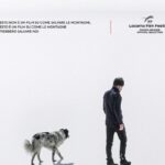 La locandina del documentario Fio Mio, con Paolo Cognetti e il suo cane sulla neve