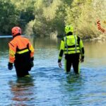 vigili del fuoco durante le ricerche in un fiume