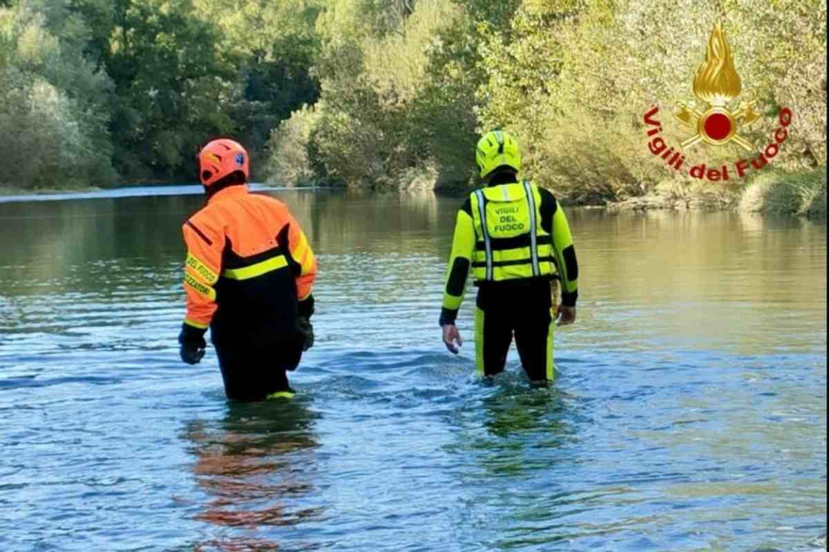 vigili del fuoco durante le ricerche in un fiume