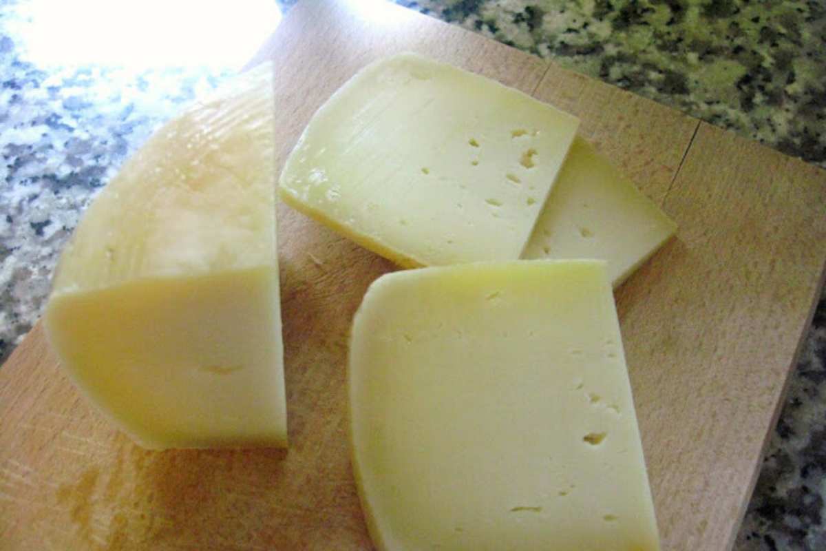 fette di formaggio sul tagliere