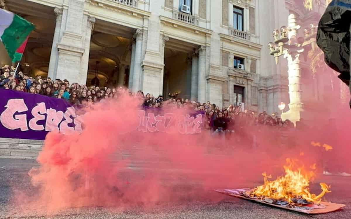 Donne in corteo bruciano la foto di Valditara