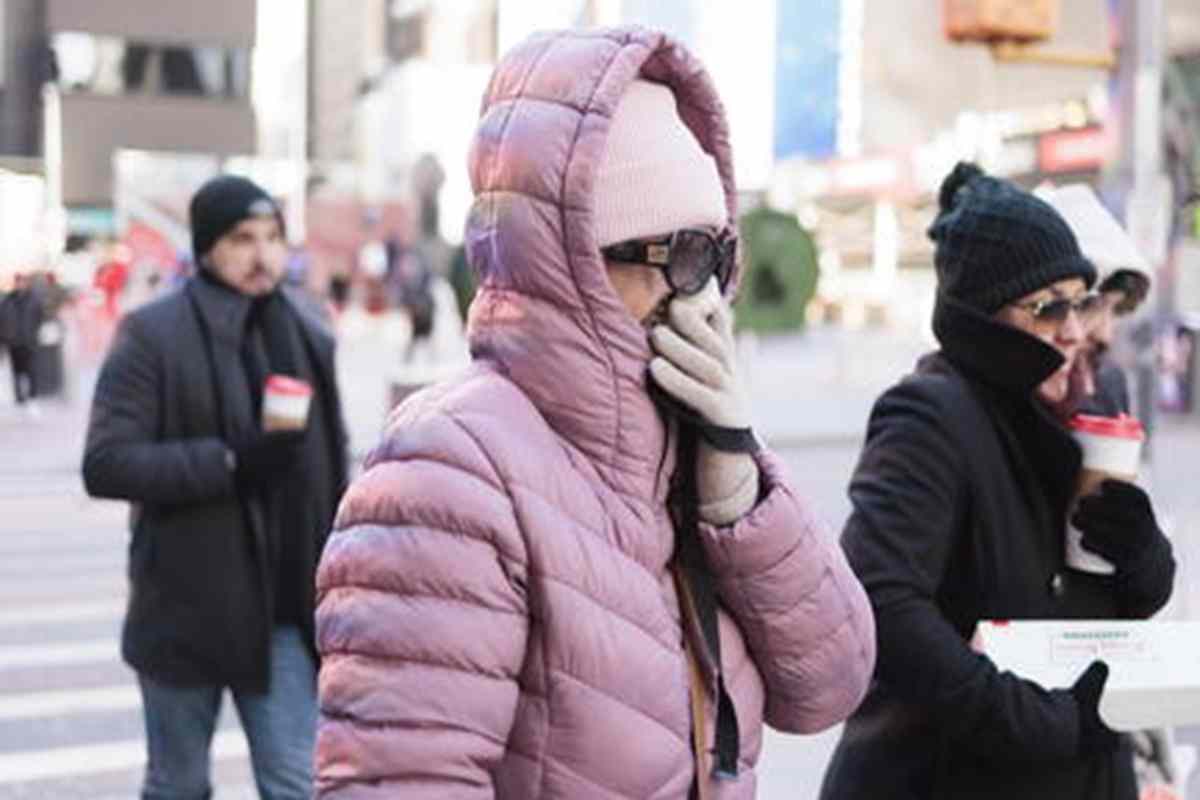 Persone che si riparano, come possono, dal freddo