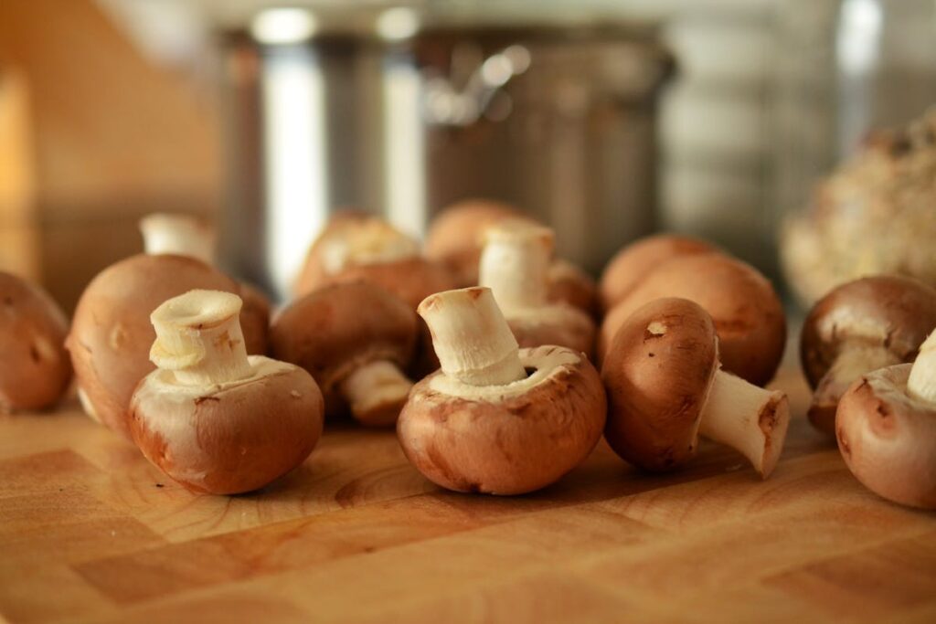 una porzione di funghi su un tagliere