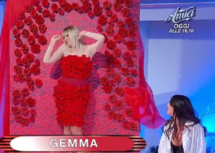 gemma galgani con l'abito di rose