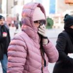 donna coperta dal piumino per il freddo