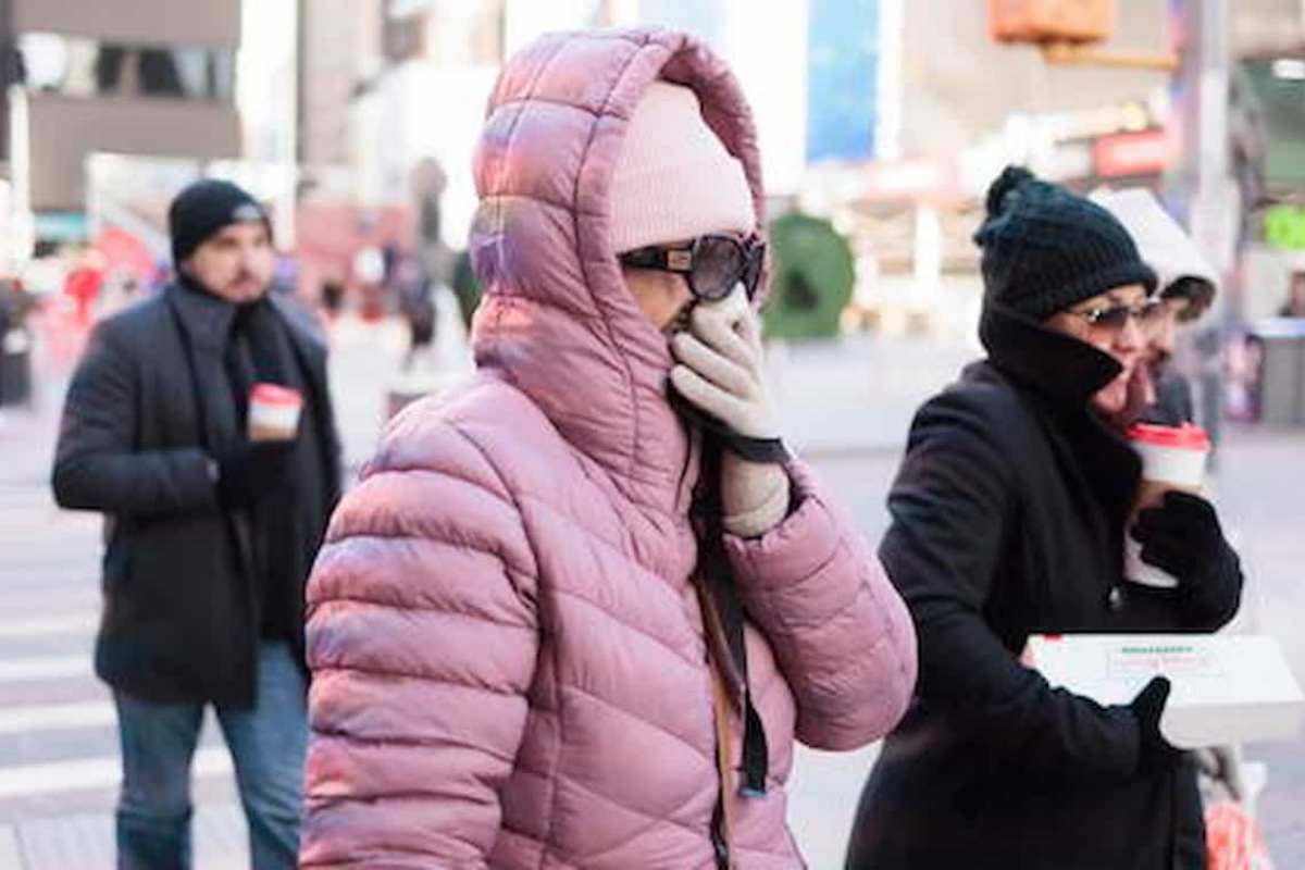 donna coperta dal piumino per il freddo