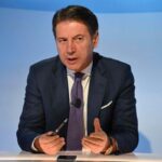 giuseppe conte durante una confernza