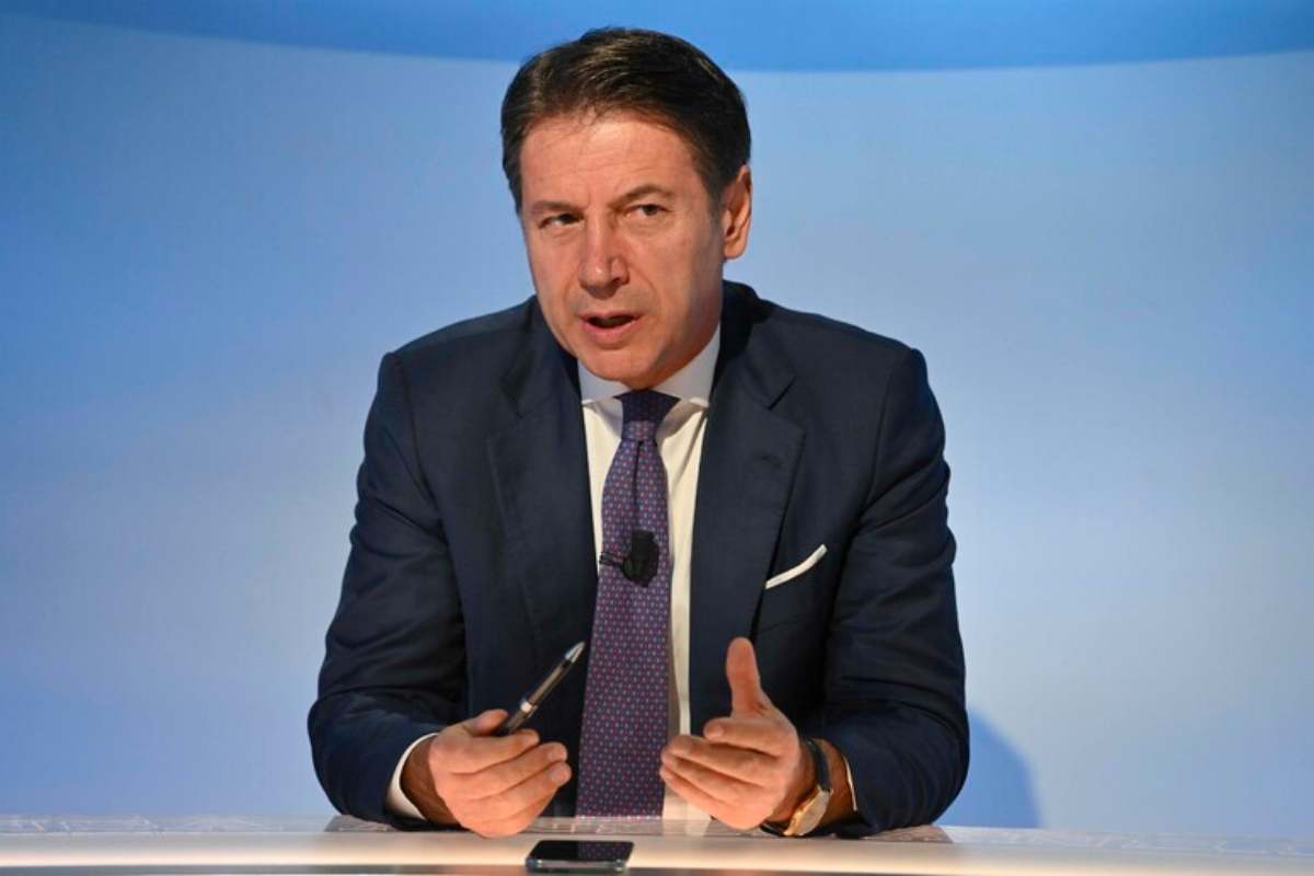 giuseppe conte durante una confernza