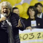 Beppe Grillo parla ad un comizio