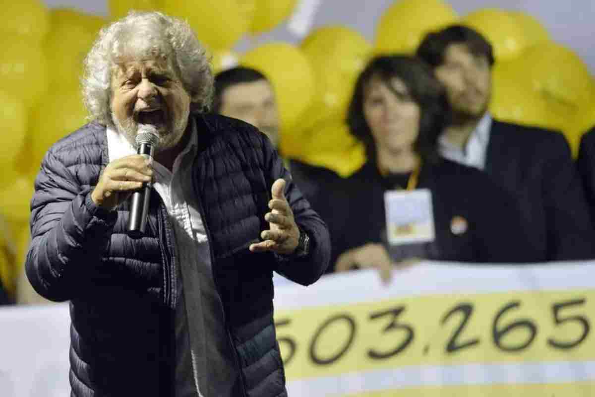 Beppe Grillo parla ad un comizio