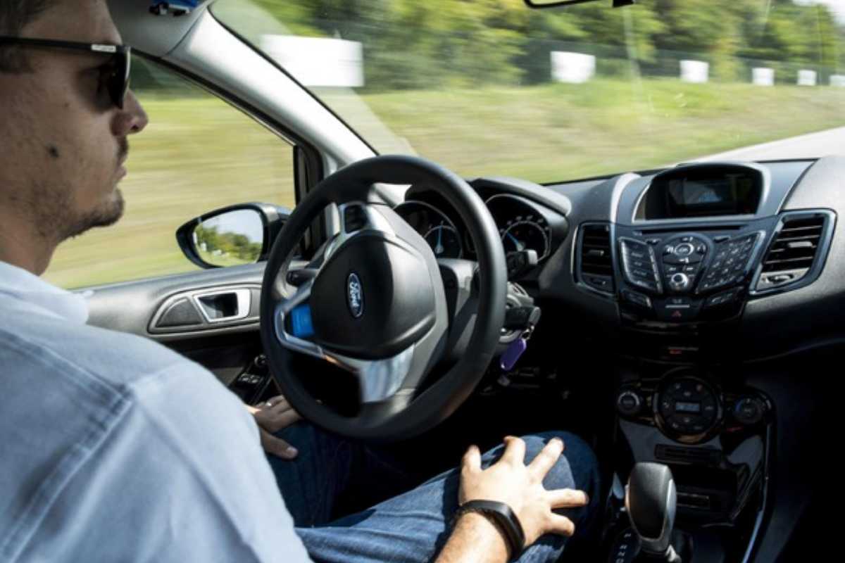 uomo alla guida di un'auto