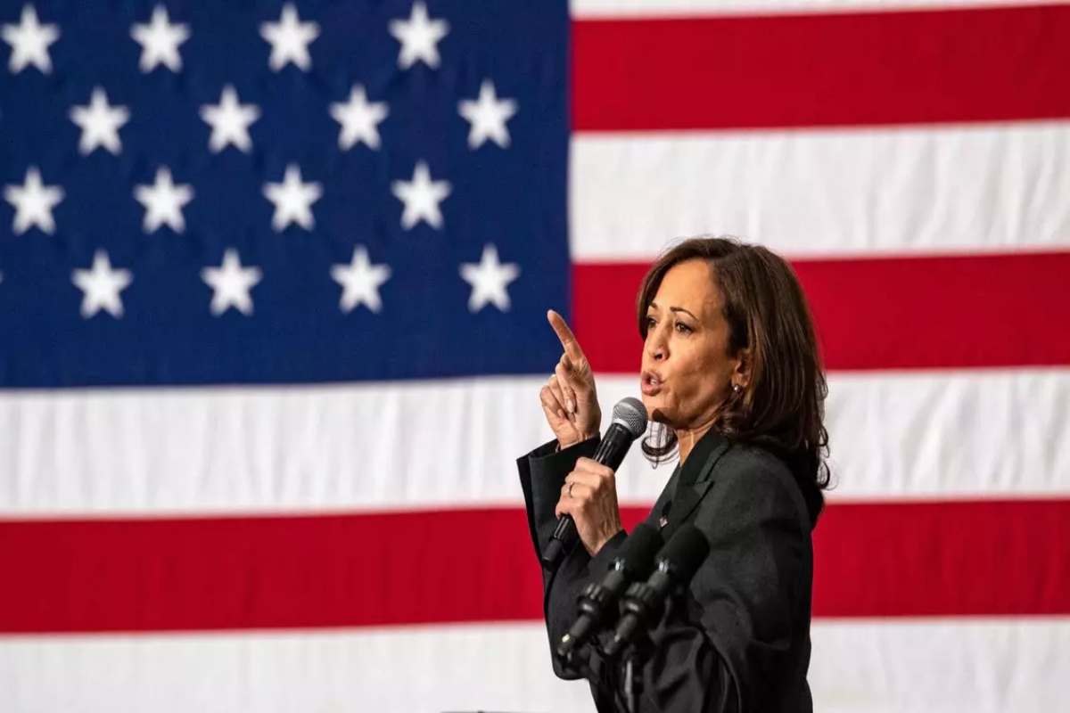 Kamala Harris davanti ad una bandiera degli Usa