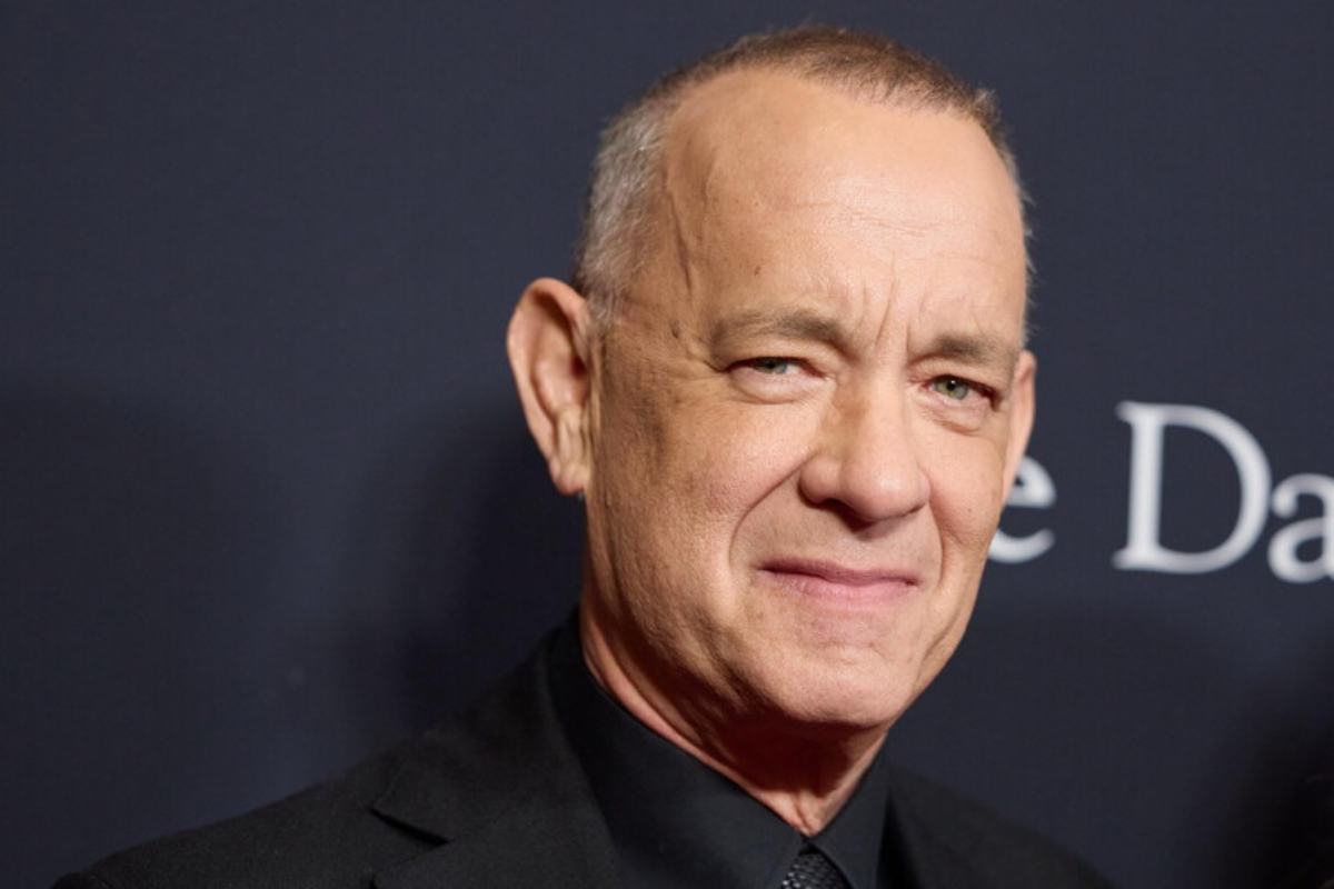 Primo piano dell'attore Tom Hanks in posa per i fotografi