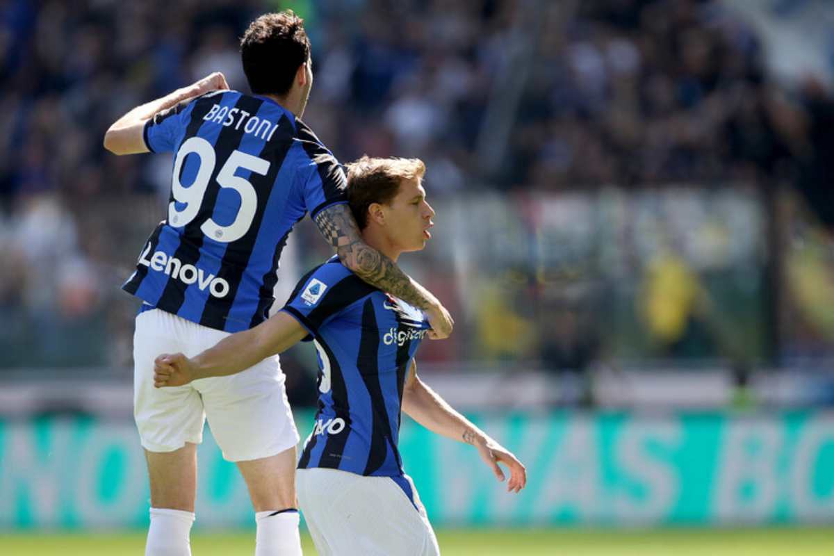 barella e bastoni esultano dopo un gol