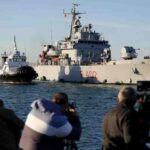 La nave Libra che dovrebbe riportare i migranti in Albania da Lampedusa