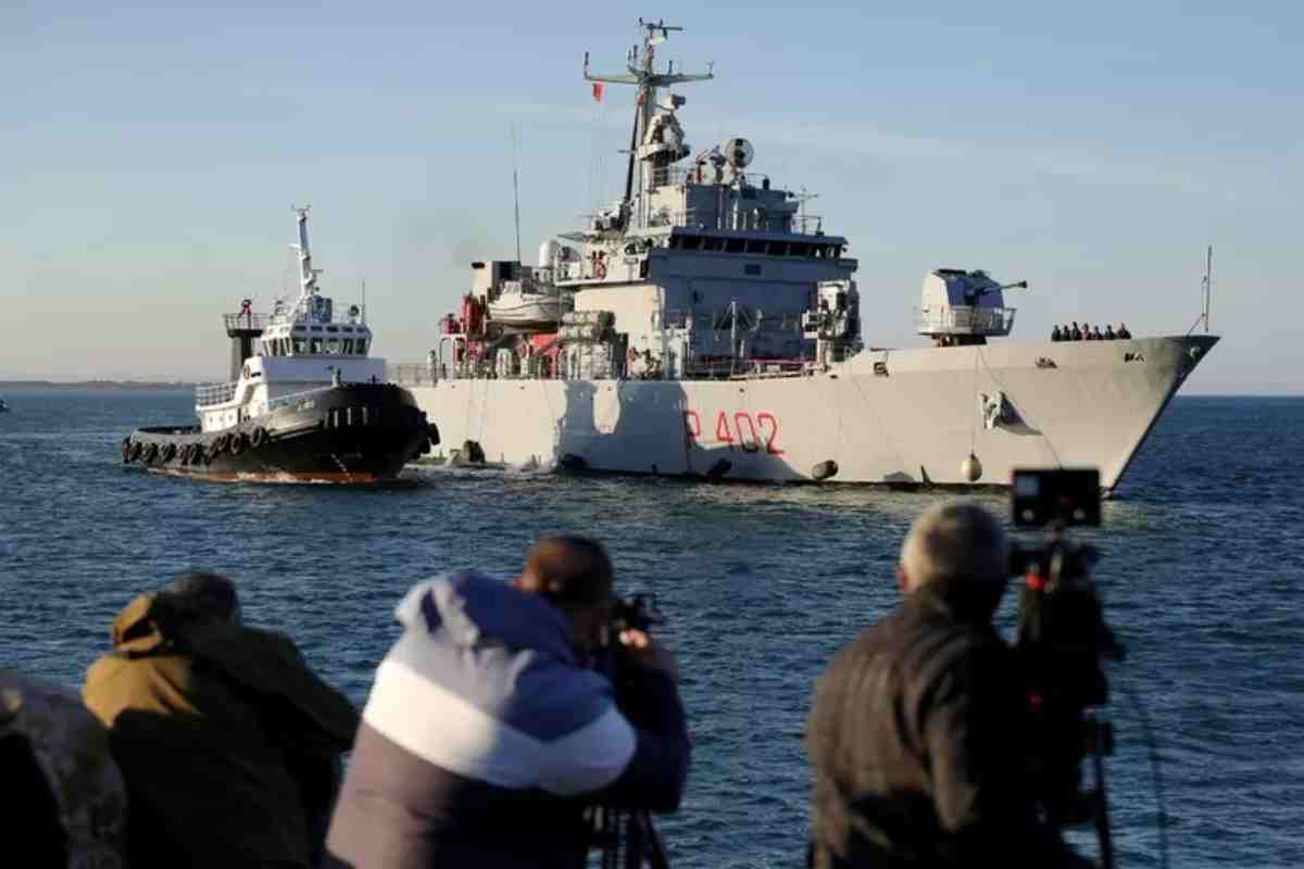 La nave Libra che dovrebbe riportare i migranti in Albania da Lampedusa