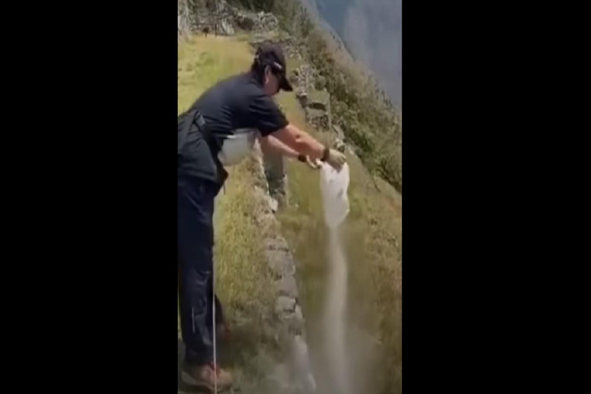 Il video Tik Tok che mostra la turista che sparge ceneri umane in Perù