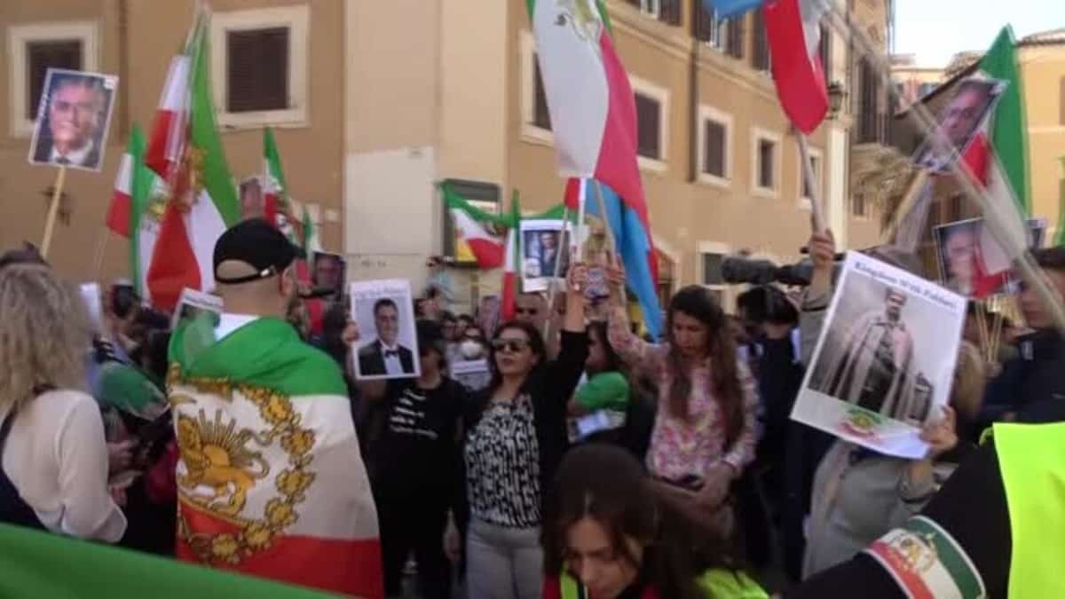 MANIFESTAZIONE A ROMA A FAVORE DELLO SCIA DELL'IRAN