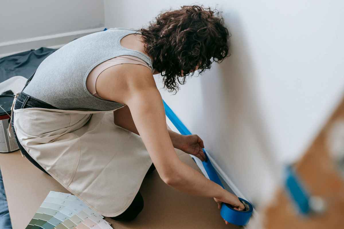 Ragazza che fa lavori di manutenzione in casa