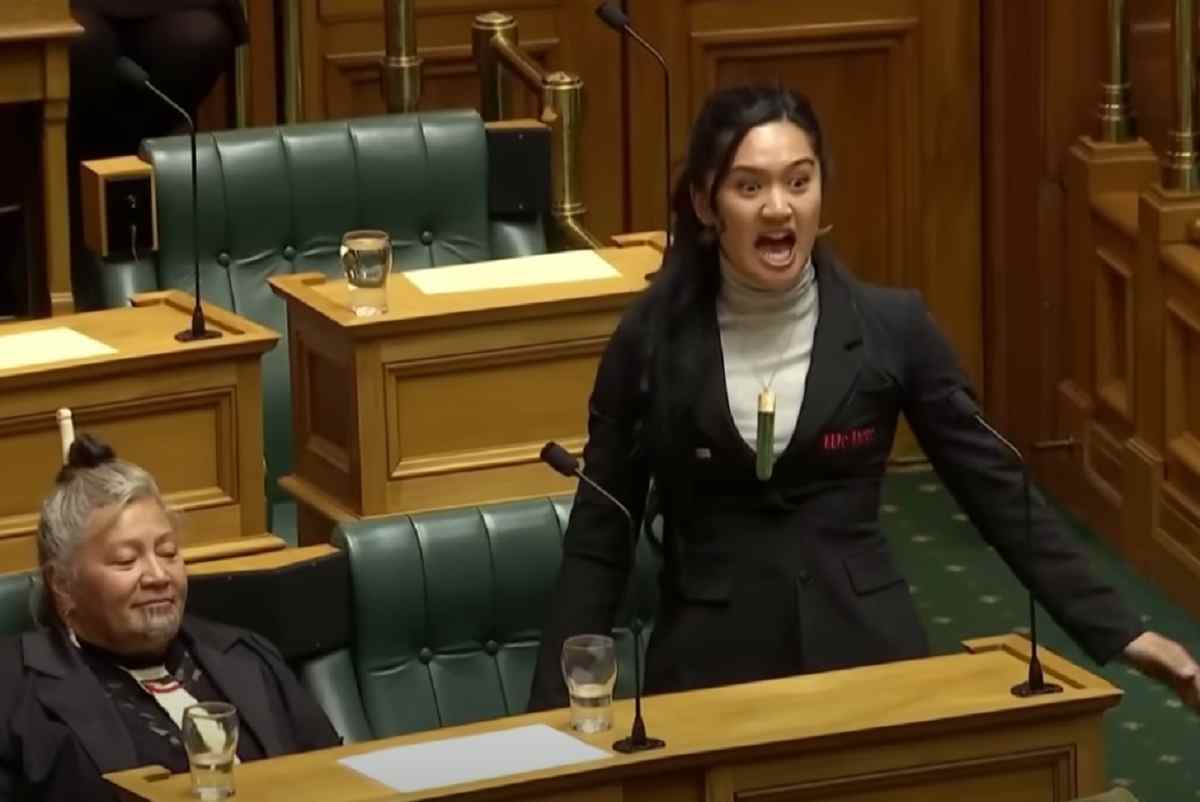 la deputata Maori che inscena la haka nel Parlamento della Nuova Zelanda